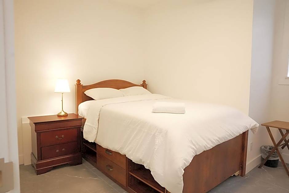 New Luxury Walkout Suite Near University-BY ROOM