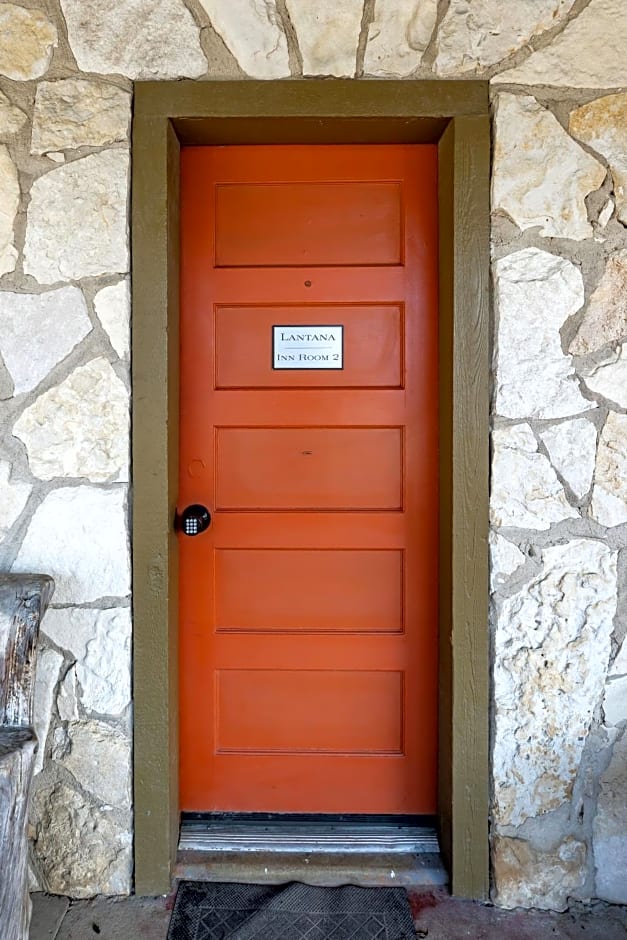 The Historic Leakey Inn