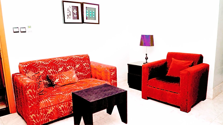 Cromwell Courtyard Hotel 