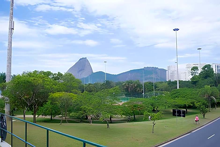 Flamengo, á 5 minutos do Aterro, frente ao Metrô
