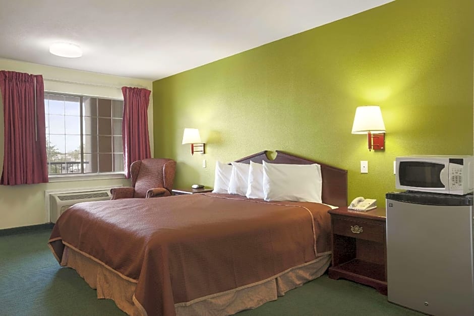 Howard Johnson by Wyndham Grand Prairie Near Lone Star Park