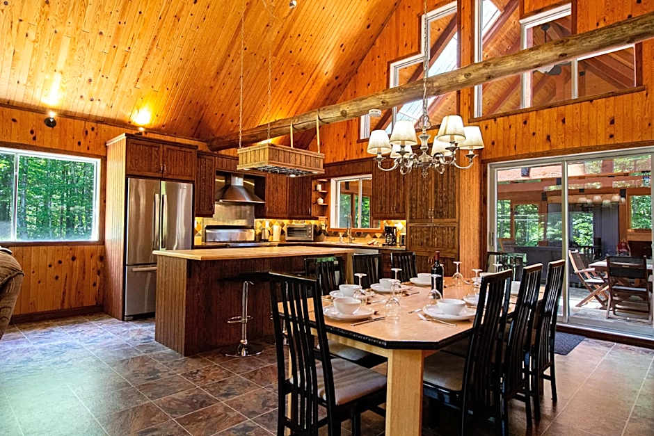 Riverside Stay with Pool Table, Open Air Patio, BBQ