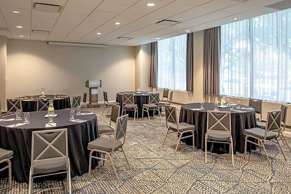 DoubleTree by Hilton Chicago - North Shore Conference Center