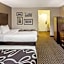 La Quinta Inn & Suites by Wyndham Milwaukee Delafield