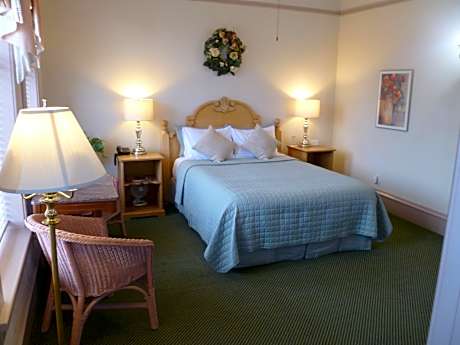 Deluxe Queen Room