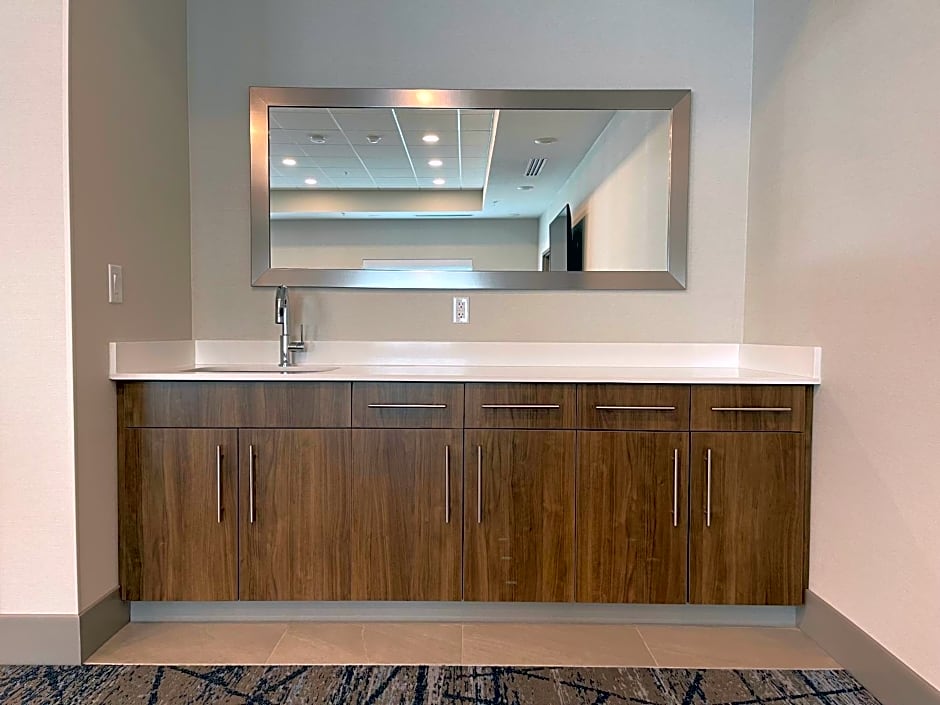 Holiday Inn Express and Suites Ft. Smith Airport By IHG