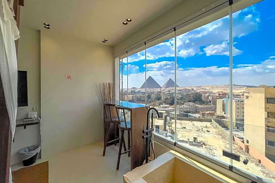 The Pyramids Horizon Studio w Bathtub