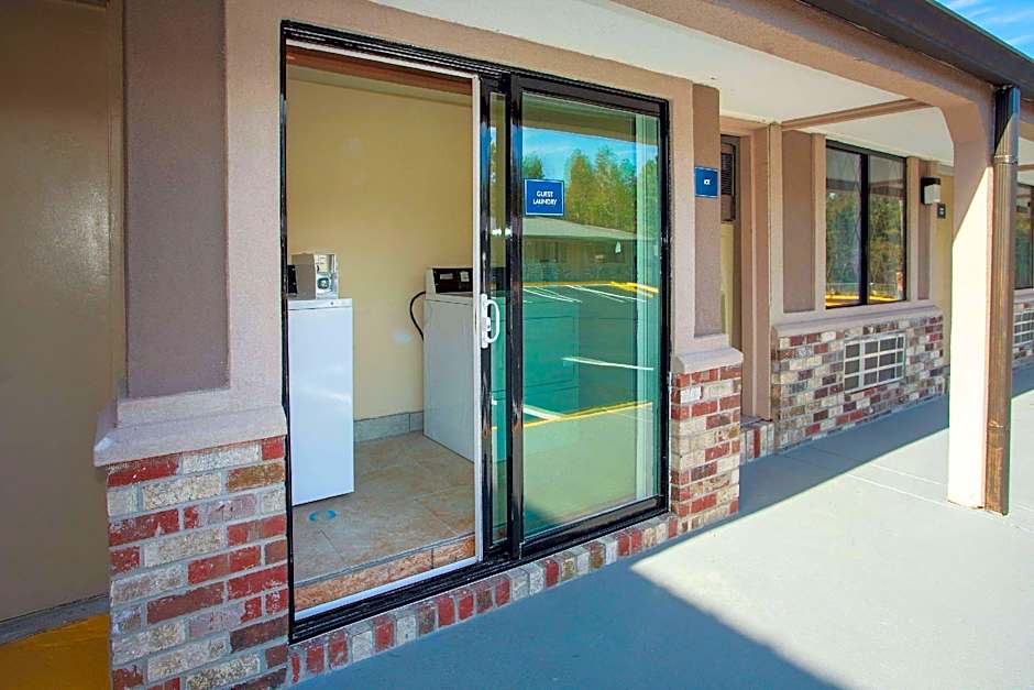 Travelodge by Wyndham Macon West