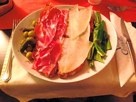 Villa Columbus Rooms and Restaurant