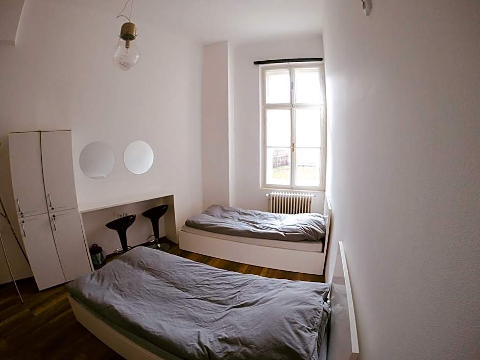 Lovecroatia Zagreb-'Paxnest' HOSTEL, No party! Cozy and quiet! Separated Men and women's rooms! Indoor shoes provided!