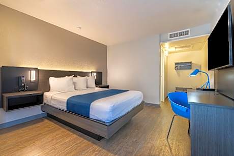 1 Queen Bed |