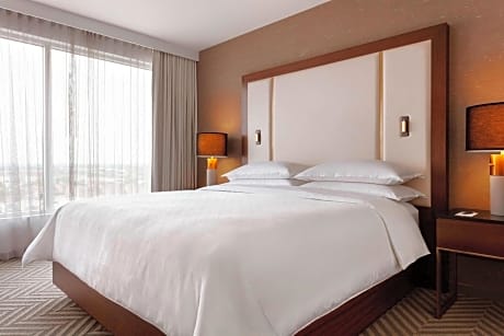 Club lounge access, Executive Suite, 1 King, High floor
