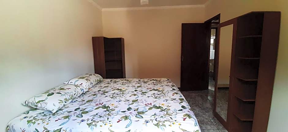 Caso em condomínio com lago, serra, campo e mar