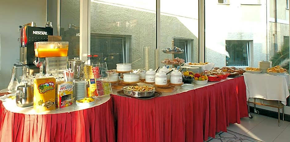 Hotel Riviera 3 Stelle con piscina estiva gratuita e garage a pagamento