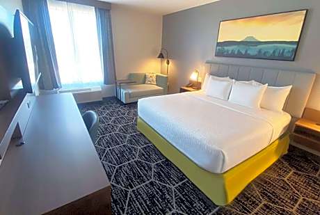 King Room with Roll-In Shower and Kitchenette - Mobility Accessible/Non-Smoking