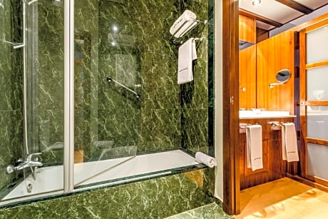 Deluxe Room (2 Adults + 1 Child)