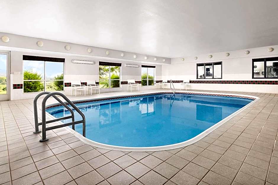 Country Inn & Suites by Radisson, Big Flats (Elmira), NY