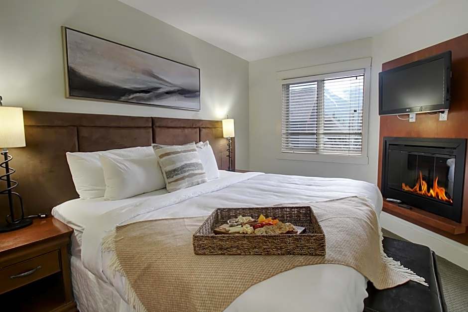 Marvellous Mountain Condo- Pets - Pool & Hot Tub managed by Little Sister Getaways