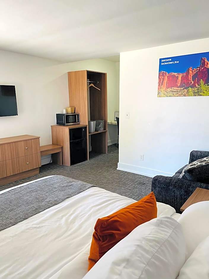 Blue Sage Inn & Suites