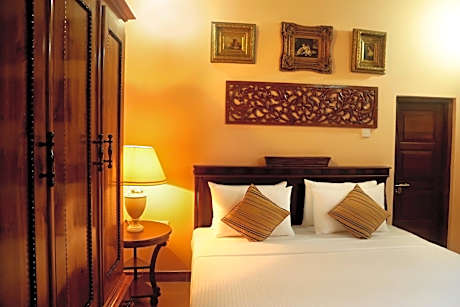 Deluxe Double Room with free Airport pickup or drop