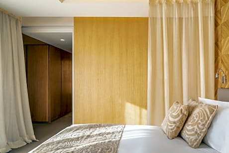 Contemporary Deluxe Room, 1 king-size bed or twin beds, pool view, balcony