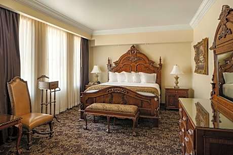 Governor, 1 Bedroom Suite, 1 King, Sofa Bed, Corner Room, Top Floor, Fireplace