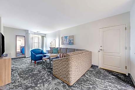 1 King Hearing Accessible Suite Non-Smoking