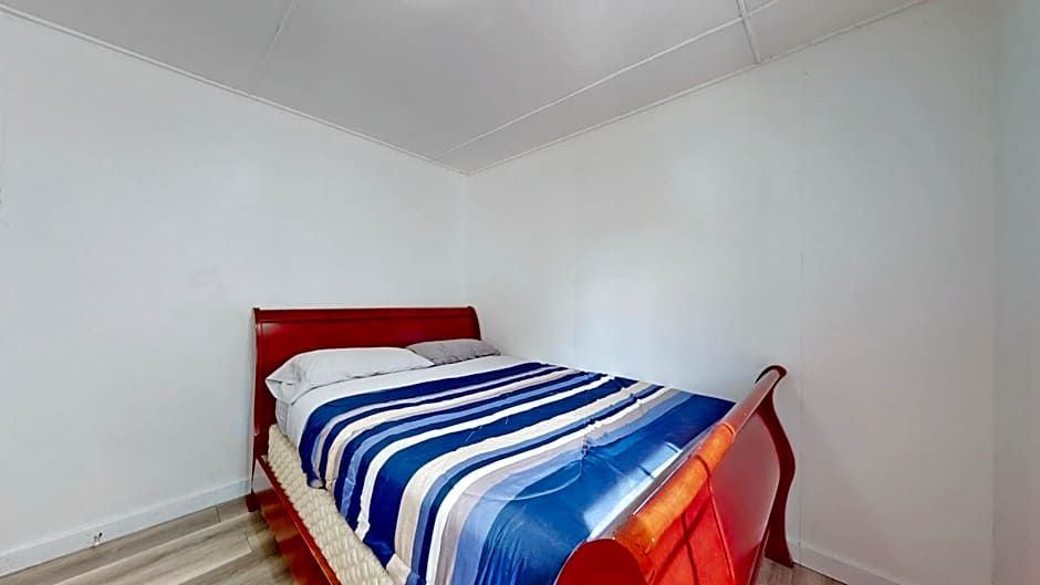 Main Beach River Retreat - Wasaga Beach 1 - Main Strip - 93 Mosley St