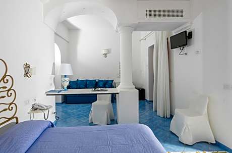 Classic Triple Room with Partial Sea View