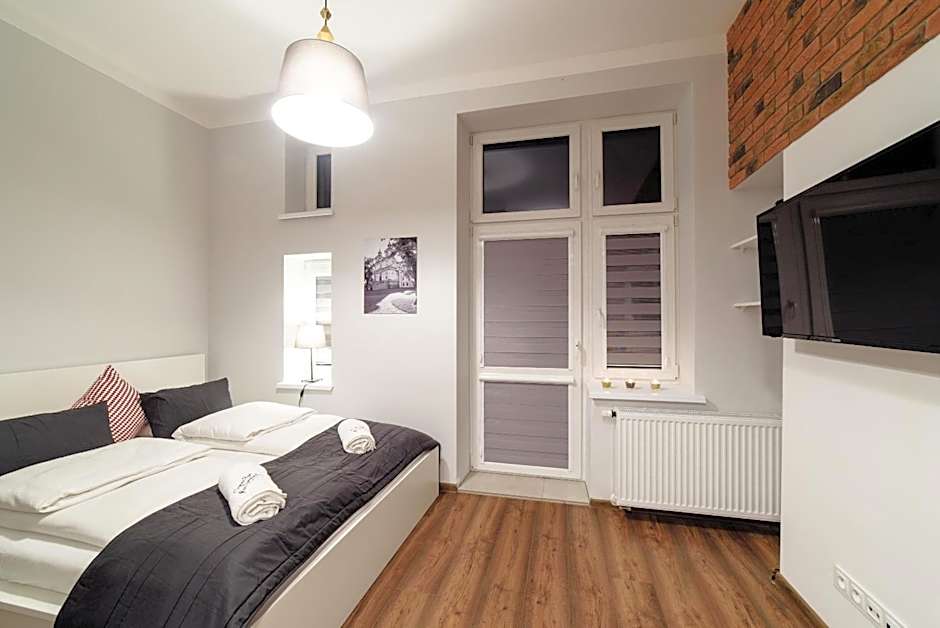 2 Nights Apartments - great location, right next to Main Rail and Bus Station, 10 min to Main Square by foot