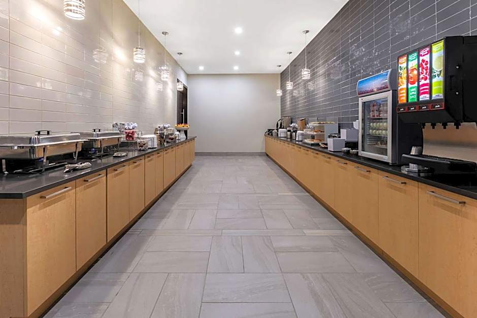 La Quinta Inn & Suites by Wyndham Lewisville