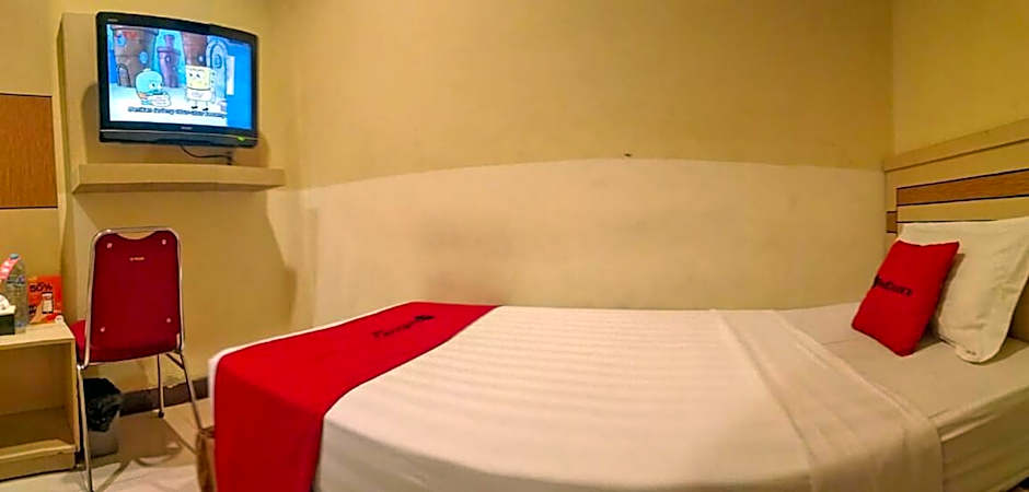 Reddoorz Plus near Makassar Town Square