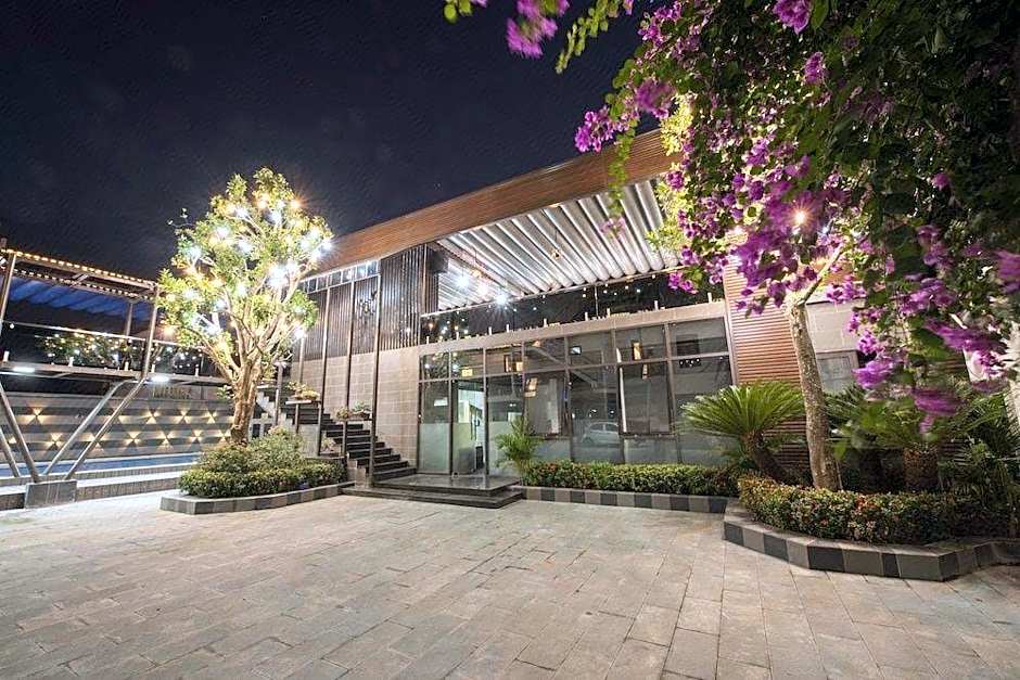 Zen Riverside Hotel n Residences