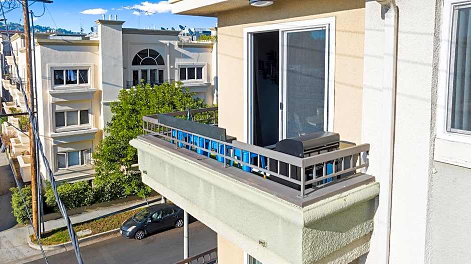 Beverly Hills Penthouse 2 BR Apt with Parking 407