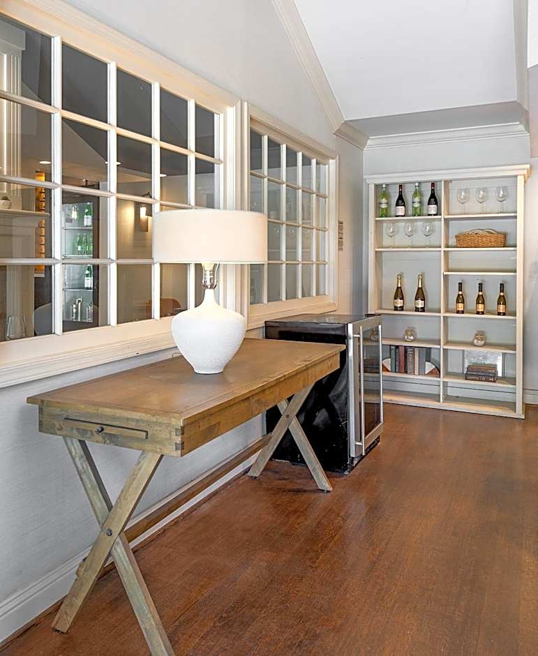 Pelican Inn & Suites