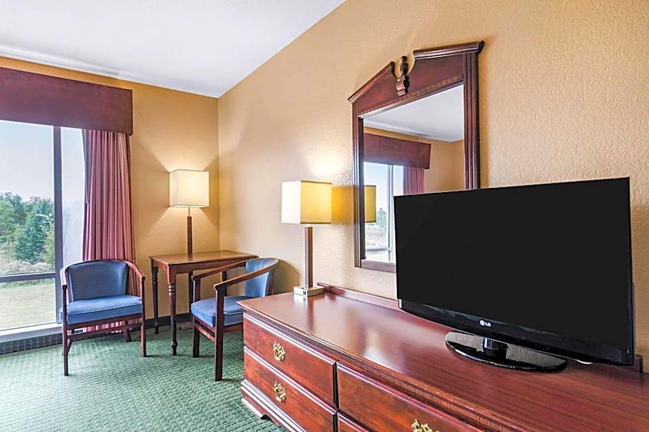 Photo 1 of 4 of 1 King Bed, Pet-Friendly, Ground Floor
