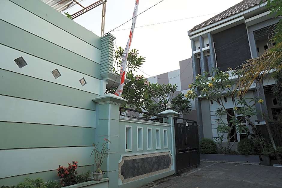 OYO Life 93045 Kost Putra Bu Ketut