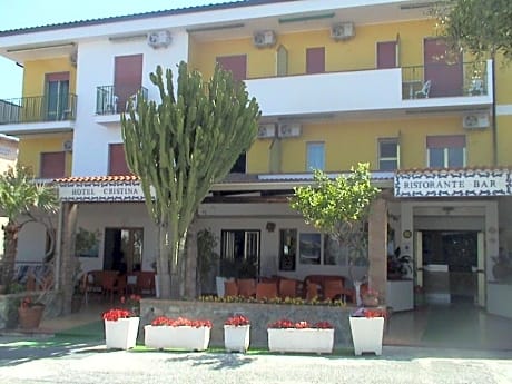 Quadruple Room (2 Adults + 2 Children)