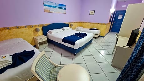 Standard Quadruple Room (1 King Bed and 2 Twin Beds)