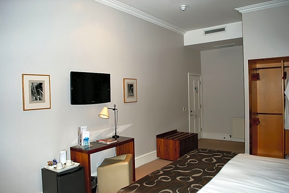 54 Queen's Gate Hotel