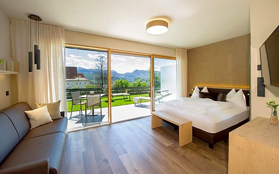Haus Gregori Modern & Central Stay in Vineyard with Rooftop & Served Breakfast