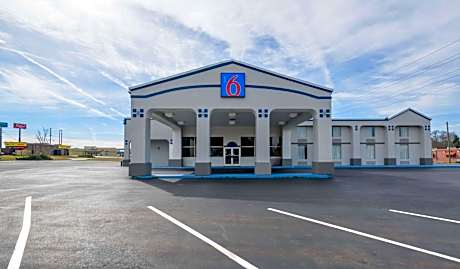 Motel 6 Forsyth, GA Tift College