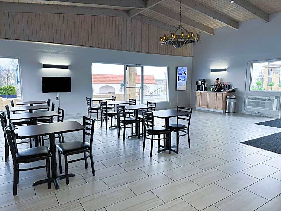 Days Inn & Suites by Wyndham Santa Rosa