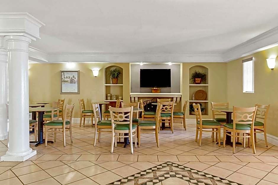 La Quinta Inn & Suites by Wyndham Tampa Bay Pinellas Park Clearw