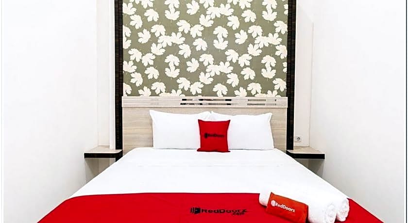 RedDoorz Plus @ Centrium Katamso Medan
