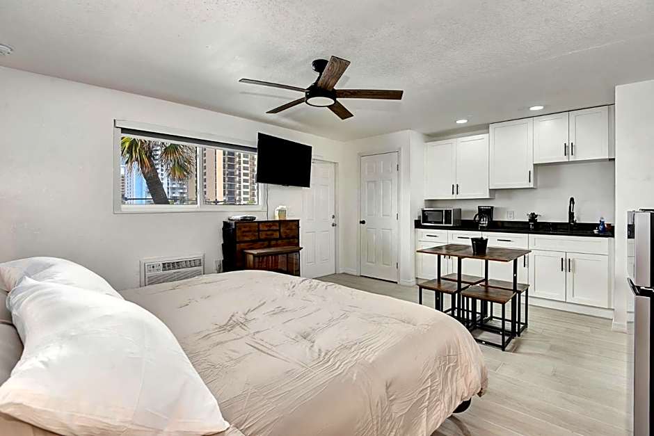Daytona Studio Suite Kitchen Walk In Shower #11