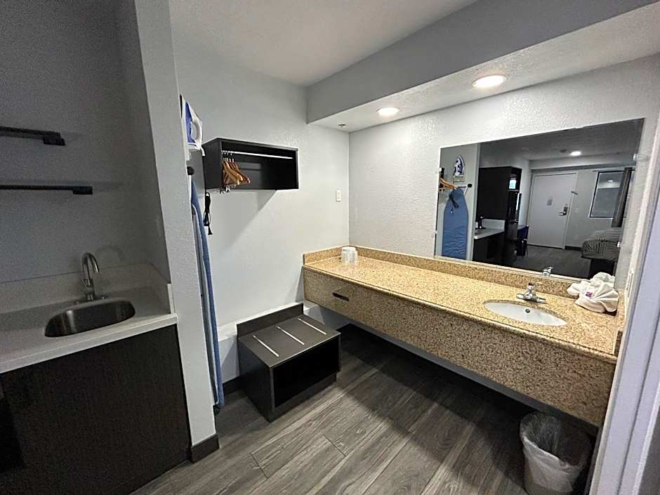 Studio 6 Bakersfield, CA South