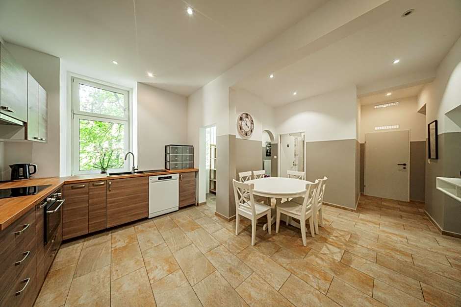 Nice Central City Room