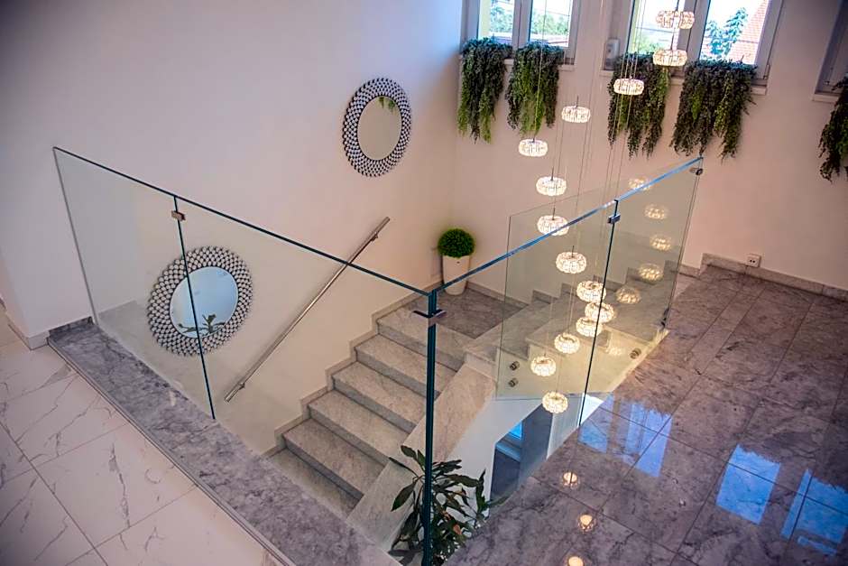 La Luna Premium Deluxe Apartment with Pool & Jacuzzi, Bikes and Secured Parking