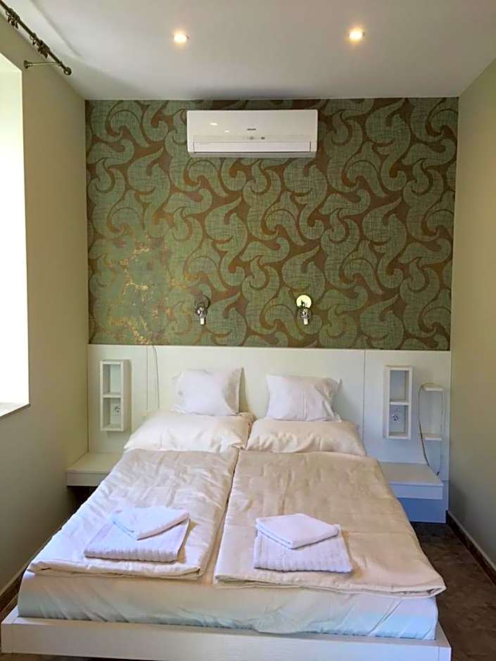 Fészek -Étel és Hotel-